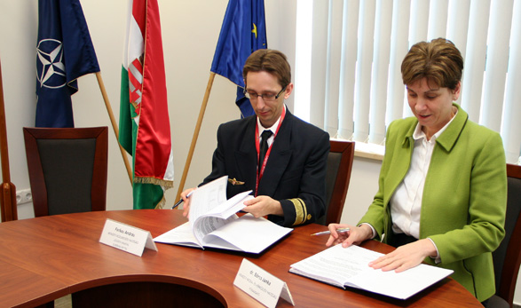 Farkas András és Aranyosné Börcs Janka aláírja a légügyi megállapodást 2013. március 27-én