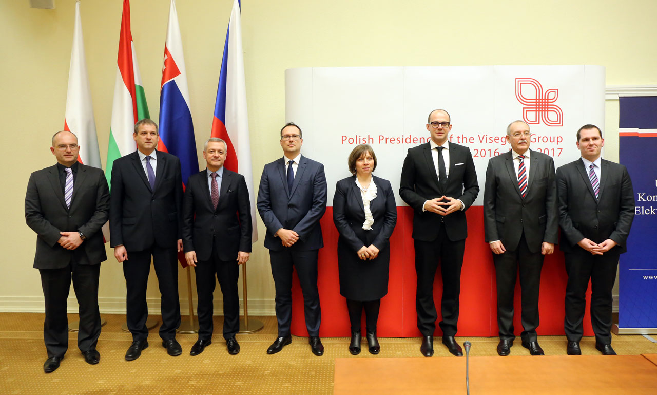 Csoportkép: a V4-országok hírközlésért felelős vezetőinek varsói találkozója