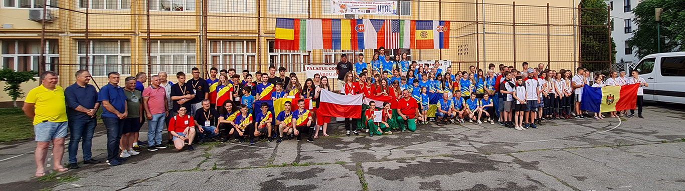 Csoportkép: A 4. Ifjúsági Amatőr Rádió-iránymérő Világbajnokság magyar résztvevői
