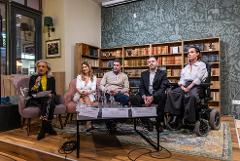 Prof. dr. Aczél Petra, a Médiatudományi Intézet kutatásvezetője, dr. Veszelszki Ágnes, a Médiatudományi Intézet kutatásvezető-helyettese, a Nemzeti Közszolgálati Egyetem Nemeskürty István Tanárképző Kar dékánja, Mohay Bence, az M4 Sport műsorvezetője, dr. Sáfár Sándor, a Nemzeti Sportfejlesztési és Módszertani Intézet sportprogramokért felelős igazgatója, a Magyar Testnevelési és Sporttudományi Egyetem docense és Adámi-Rózsa Zsanett paralimpikon úszó, a Milton Friedman Egyetem tanársegédje