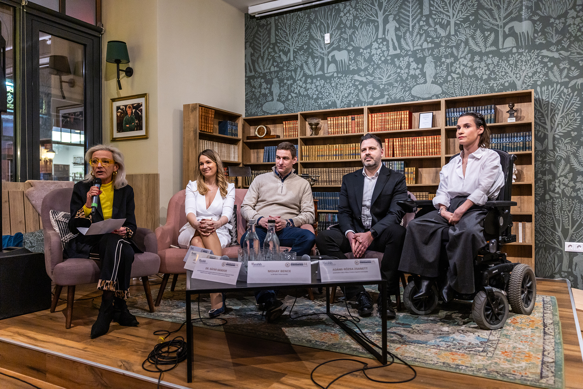 Prof. dr. Aczél Petra, a Médiatudományi Intézet kutatásvezetője, dr. Veszelszki Ágnes, a Médiatudományi Intézet kutatásvezető-helyettese, a Nemzeti Közszolgálati Egyetem Nemeskürty István Tanárképző Kar dékánja, dr. Sáfár Sándor, a Nemzeti Sportfejlesztési és Módszertani Intézet sportprogramokért felelős igazgatója, a Magyar Testnevelési és Sporttudományi Egyetem docense, Mohay Bence, az M4 Sport műsorvezetője és Adámi-Rózsa Zsanett paralimpikon úszó, a Milton Friedman Egyetem tanársegédje