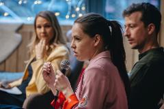 dr. Veszelszki Ágnes, az NMHH Médiatudományi Intézet kutatásvezető-helyettese, dr. Kepe Nóra társadalomkutató, a Pázmány Péter Katolikus Egyetem óraadó oktatója és dr. Hajduska-Dér Bálint pszichiáter, pszichoterapeuta