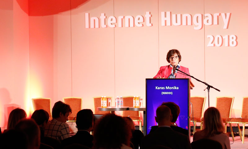 Karas Monika, az NMHH elnöke megnyitó beszédet tart Siófokon, az Internet Hungary konferencián 2018. szeptember 25-én