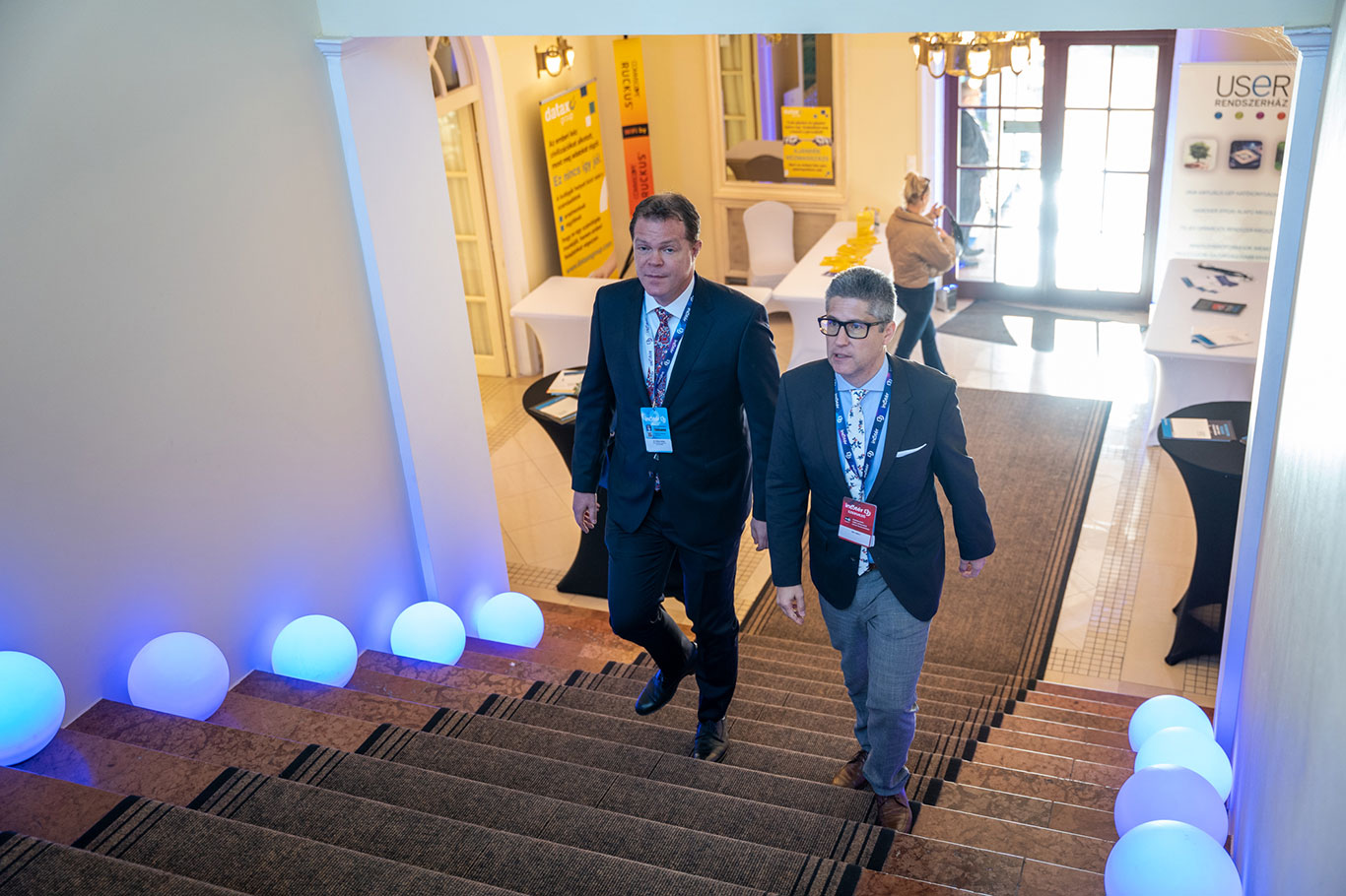 Dr. Koltay András, az NMHH elnöke (balra) megérkezik a balatonfüredi Anna Grand Hotelbe, a 13. Infotér Konferencia helyszínére