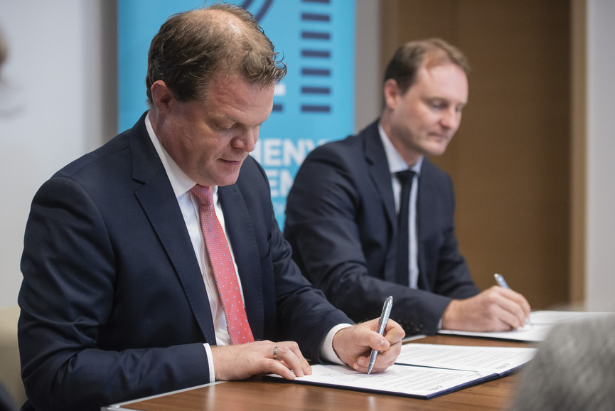 Koltay András NMHH-elnök és Filep Bálint, az egyetem kancellárja aláírja a két intézmény közötti megállapodást