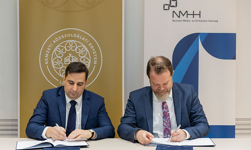Deli Gergely, az NKE rektora és Koltay András, az NMHH elnöke aláírja a két intézmény legújabb megállapodását