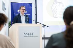 Dr. Mayer Endre az NMHH Gyermekvédelmi Főosztály főosztályvezető-helyettese megnyitja az ELSA Hungary Országos Perbeszédmondó Versenyt