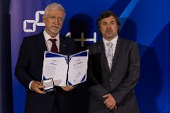 Dr. Magyari Endre-díjazott Solymosi János, a BHE Bonn Hungary Kft. űrtechnológiai alapító-igazgatója. Az elismerést Lapsánszky András adta át