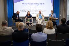 A konferencia utolsó beszélgetésében Marsi Tamás, a Nemzeti Kibervédelmi Intézet főosztályvezetője, Bányász Péter, az NKE egyetemi docense, valamint Csalár Dorina, az Internet Hotline vezetője az online visszaélések kezelésének jó és rossz gyakorlatairól tanácskozott