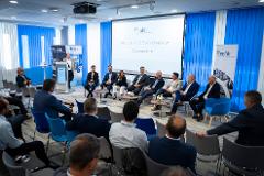 A kerekasztal-beszélgetés résztvevői: Kollár Péter, NMHH; Csaba Tamás, Yettel Hungary; Szabó István, One; Kövesi Gabriella, Magyar Telekom; Mizsányi Attila, NAV; Szenci Albert György, Multi Alarm;  Békési Miklós, i-Cell; Spilák Viktor, OTPbank voltak, az eszmecserét Ludányi Arnold, Colosseum Budapest moderálta.