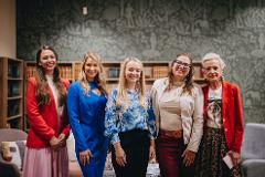 A beszélgetés résztvevői: Szakos Enikő, dr. Veszelszki Ágnes, Fóris Alexandra, dr. Bartal Orsolya és prof. dr. Aczél Petra