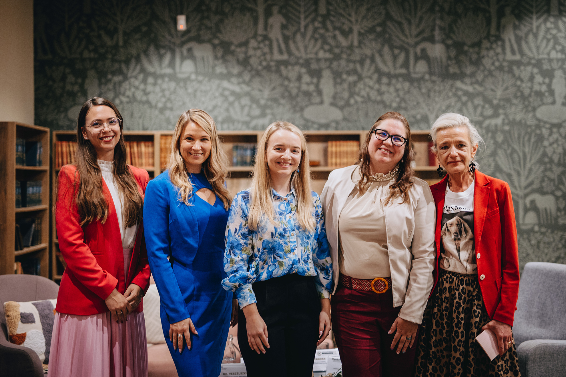 A beszélgetés résztvevői: Szakos Enikő, dr. Veszelszki Ágnes, Fóris Alexandra, dr. Bartal Orsolya és prof. dr. Aczél Petra