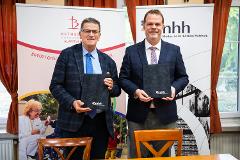 Velkey György János, a Bethesda Gyermekkórház főigazgatója, valamint Koltay András, az NMHH elnöke