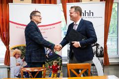 Velkey György János, a Bethesda Gyermekkórház főigazgatója, valamint Koltay András, az NMHH elnöke