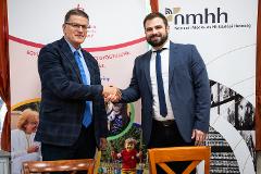 Velkey György János, a Bethesda Gyermekkórház főigazgatója, és Somogyi Ákos, az NMHH gyermekvédelmi főosztályvezetője