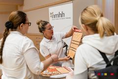 Érdeklődők az NMHH standjánál