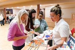 Érdeklődők az NMHH standjánál