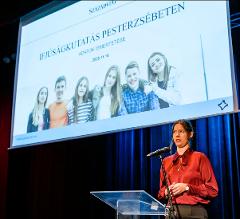 Vas Éva, a Századvég kutatója ismertette az „Ifjúságkutatás Pesterzsébeten” elnevezésű kutatás eredményeit